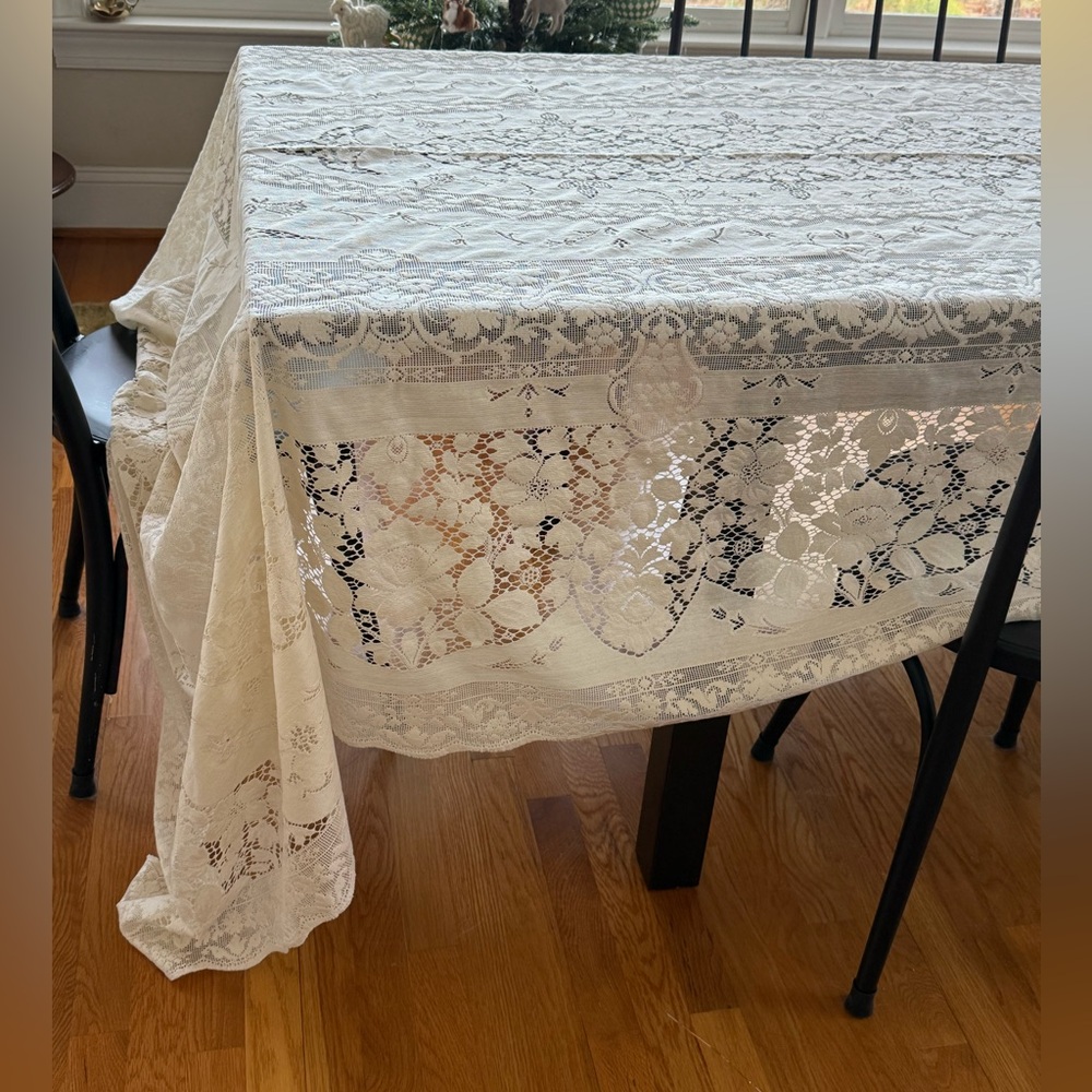 Gorgeous Large Vintage Cream Lace Tablecloth - Picture 3 of 10